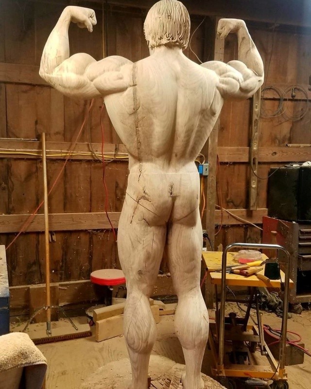 Удивительная скульптура знаменитости, вырезанная из дерева (10 фото)