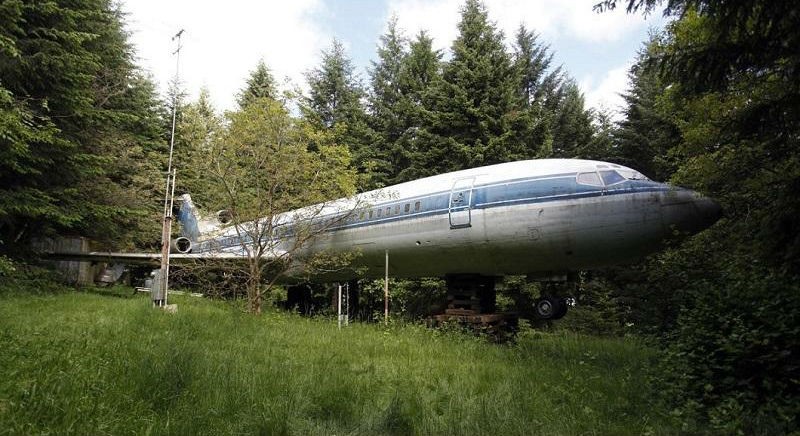Пенсионер из США живет посреди леса в Boeing 727