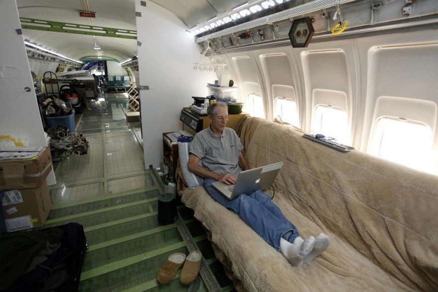 Пенсионер из США живет посреди леса в Boeing 727