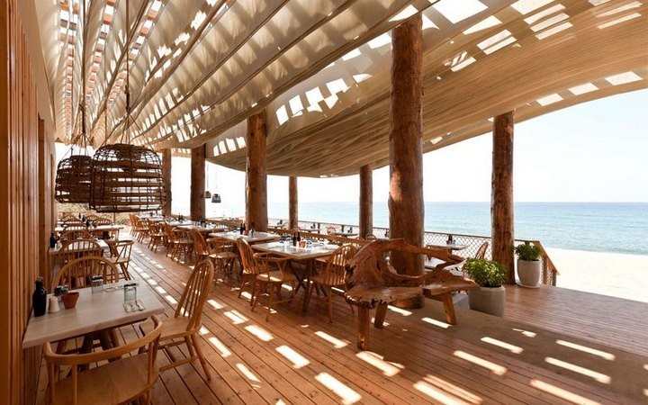Ресторан в Греции с волнами на потолке