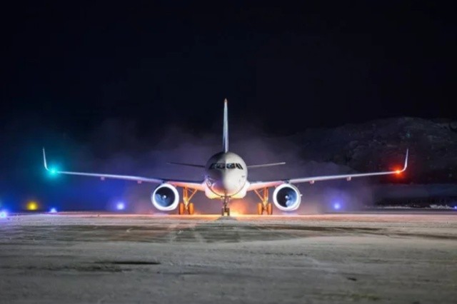 Зачем самолеты оснащают красными и зелеными огнями на крыльях (8 фото)