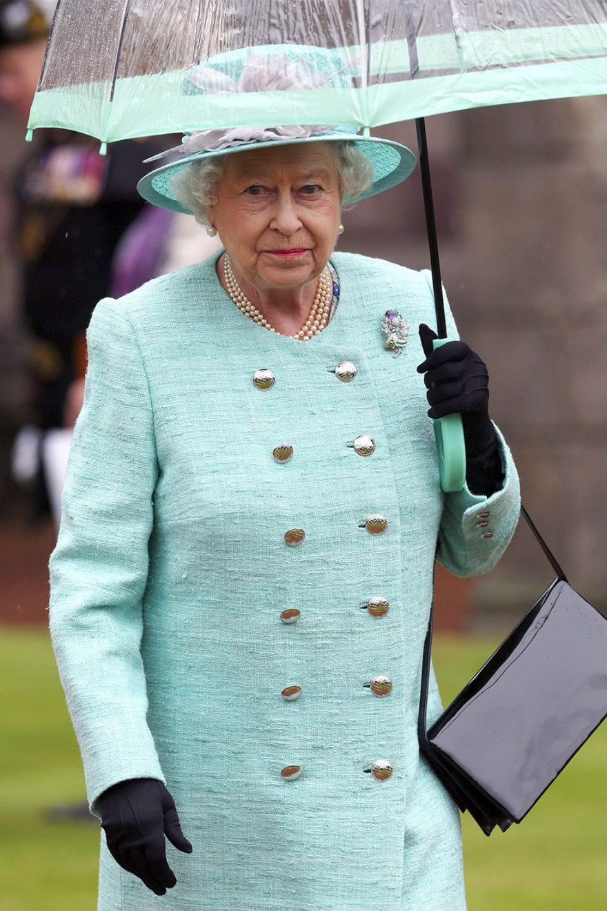 Почему у Елизаветы II в личном гардеробе много зонтиков