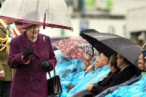 Почему у Елизаветы II в личном гардеробе много зонтиков