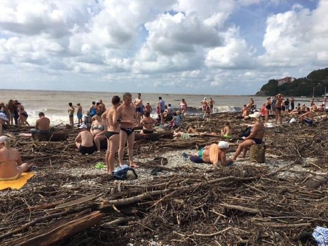 Разрушенный пляж и горы мусора не помеха для отдыхающих