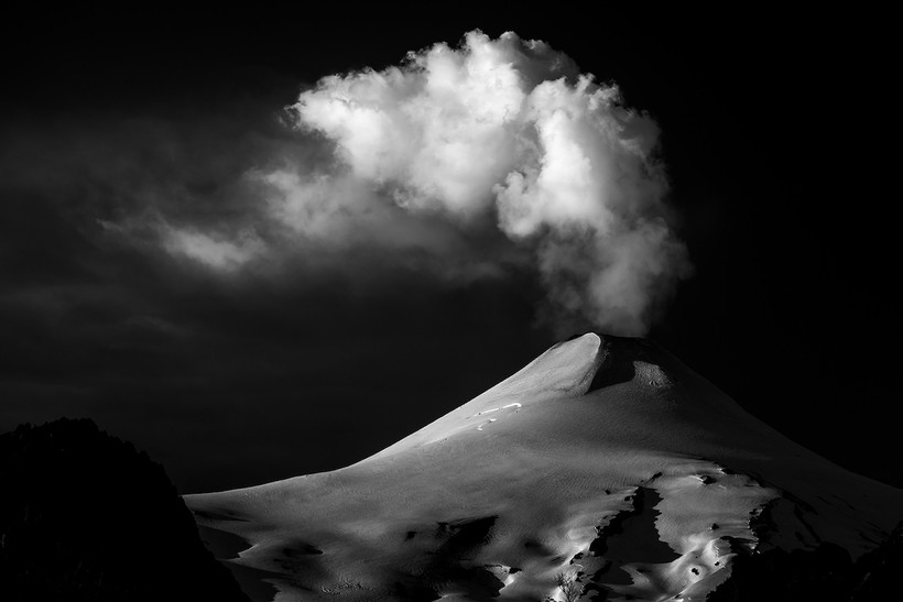 Невероятные снимки грозы над извергающимся вулканом