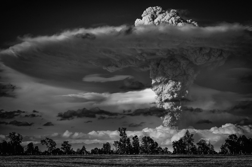 Невероятные снимки грозы над извергающимся вулканом