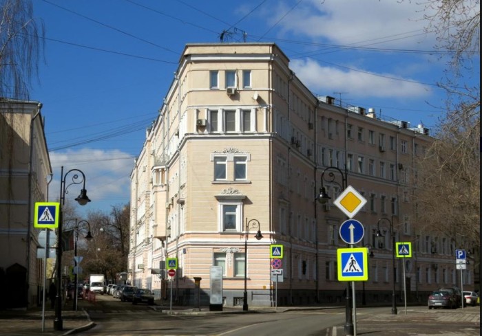 История московских «домов-утюгов»