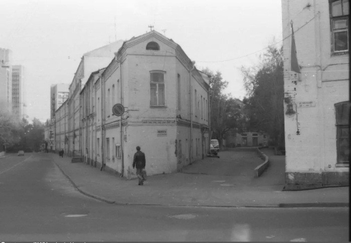 История московских «домов-утюгов»