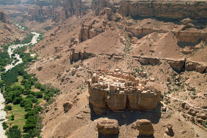 Необычная деревня в Йемене, стоящая на огромном монолите