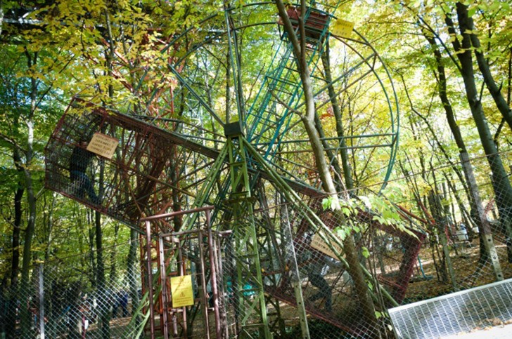 Самодельный парк аттракционов в лесу, построенный итальянцем