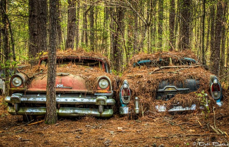 Стоянка старых автомобилей