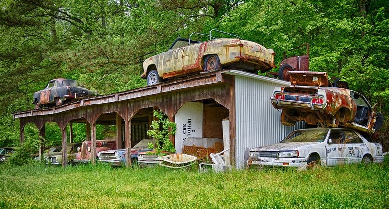 Стоянка старых автомобилей