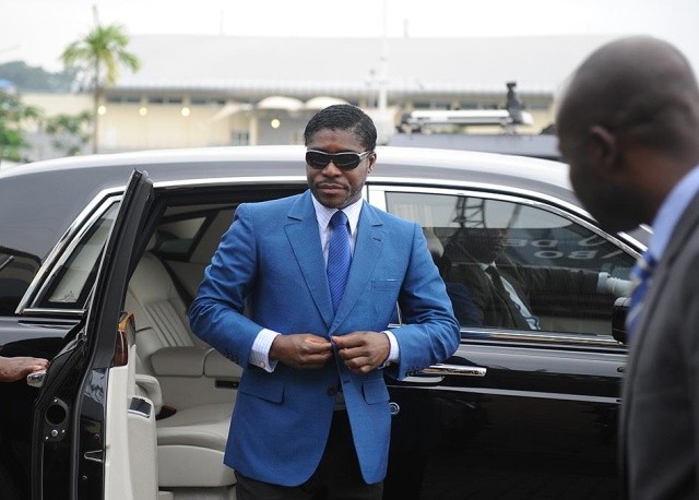 У сына президента Экваториальной Гвинеи изъяли в аэропорту два чемодана с драгоценностями и наличкой (6 фото)