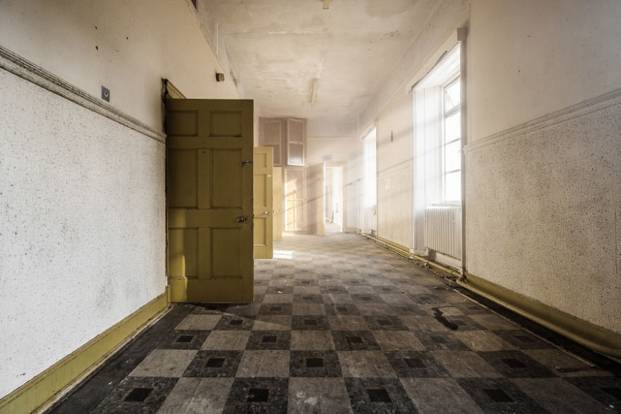Здания, покинутые человеком в фотографиях Саймона Йонга