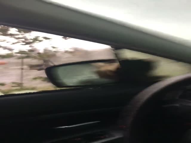 Девушка оказалась в эпицентре торнадо на своем автомобиле