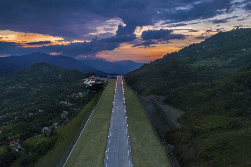 Самый живописный аэропорт в мире открыли в Гималаях
