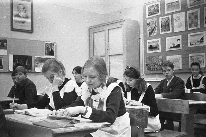 Почему форма советских школьниц так похожа на униформу горничных