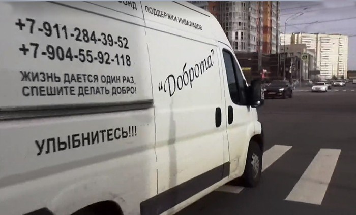 80-летняя жительница Санкт-Петербурга, которая пережила блокаду, каждый день садится за руль фургона, чтобы помочь инвалидам