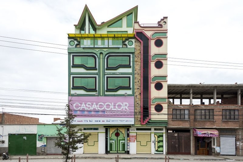 Необычные яркие дома, которые строят богатые индейцы в Боливии