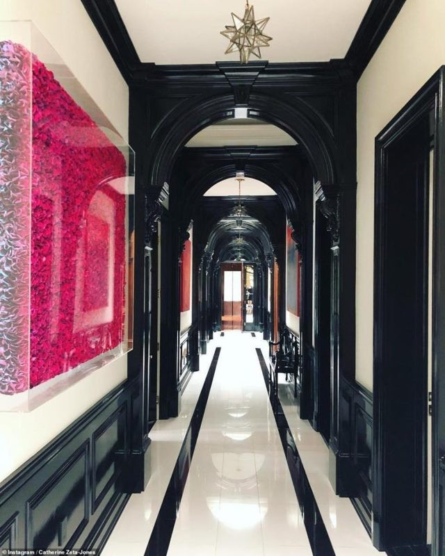 Обстановка в доме Кэтрин Зеты-Джонс: огромные комнаты и море розовых орхидей