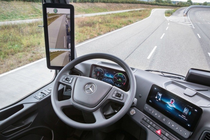 В новых грузовиках Mercedes отказались от зеркал бокового вида