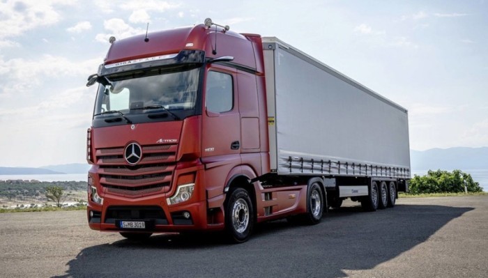 В новых грузовиках Mercedes отказались от зеркал бокового вида