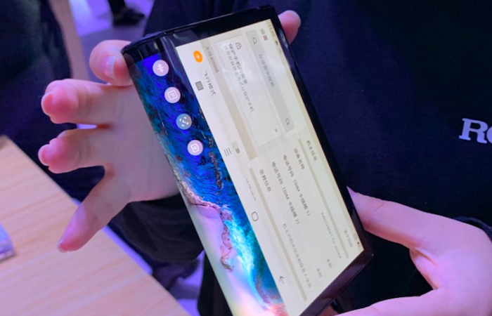 В Поднебесной представили первый гибкий смартфон