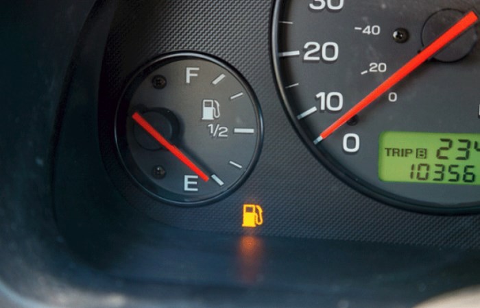 Если загорелась лампочка низкого уровня топлива, то сколько можно проехать на авто