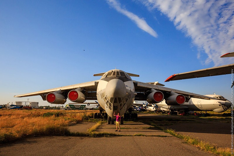 Прогулка по кладбищу советских самолётов