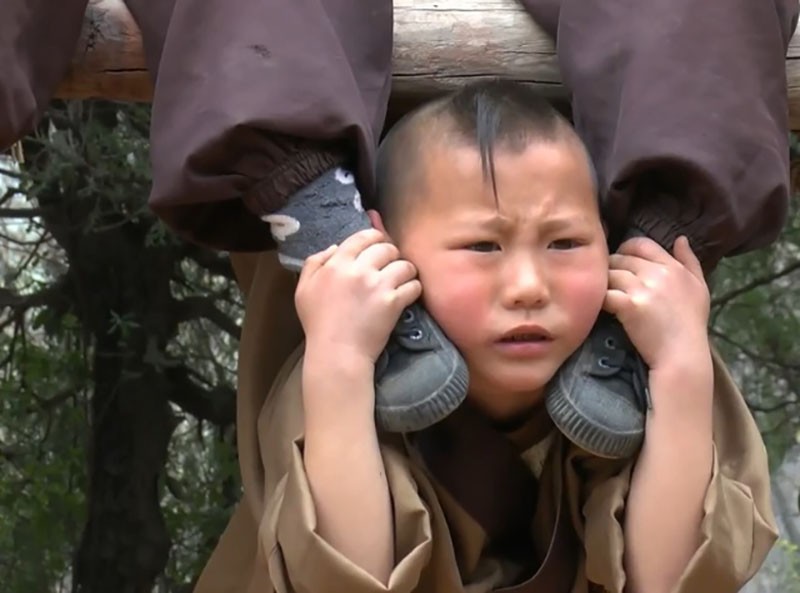 Суровые тренировки подрастающего поколения монахов Шаолиня