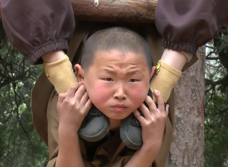 Суровые тренировки подрастающего поколения монахов Шаолиня