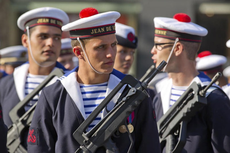 История появления красного помпона на бескозырке французских моряков
