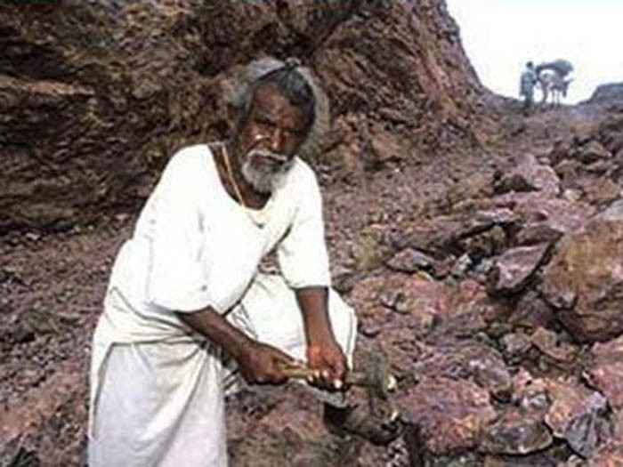 Индийский крестьянин 22 года в одиночку прорубал дорогу через скалы.